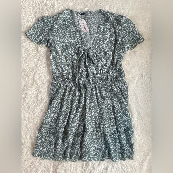 Simplee Plus Green Patterned Dress NWT - Picture 1 of 4